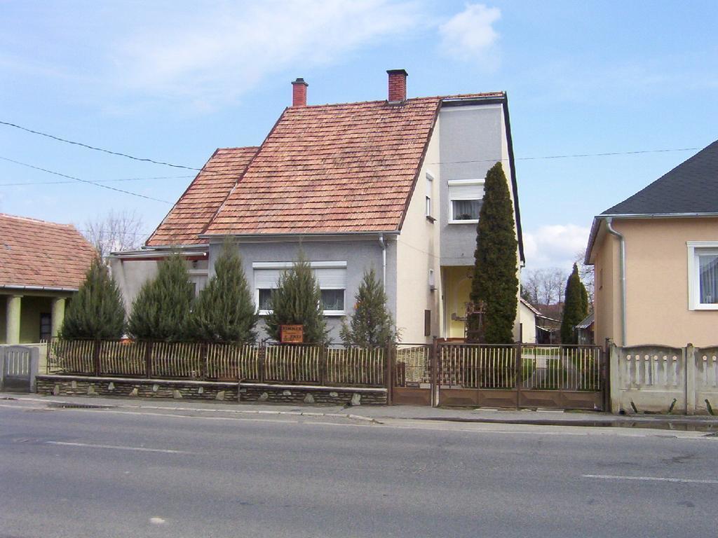 Hôtel Marika Haus à Bük Extérieur photo